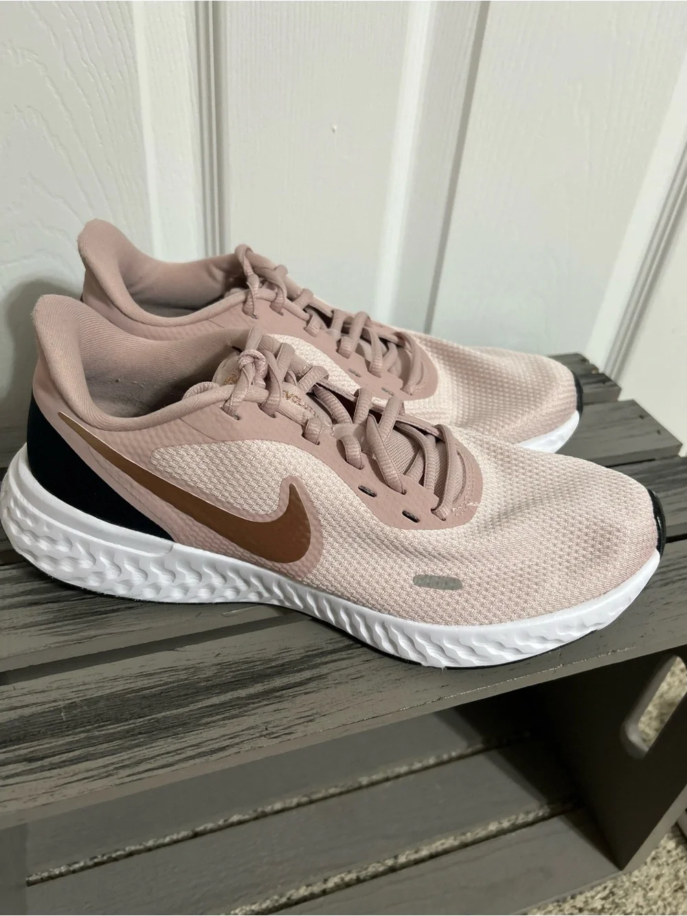 Nike Women’s Revolution 5 in Barely Rose & Metallic Swoosh Sz 10 EUC